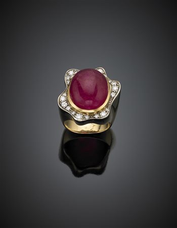 Anello in oro giallo e bianco con diamanti rotondi a contornare un quarzo...