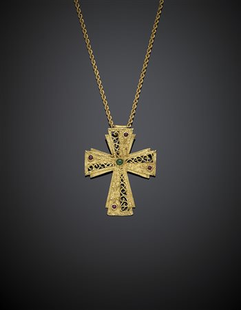 RIVERSCatena con pendente a guisa di croce rifinito in smeraldi e rubini...