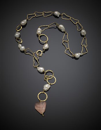 Catena lunga ad anelli tondi e irregolari in oro giallo battuto distanziati...