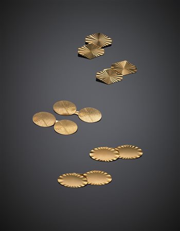 Lotto di tre paia di gemelli in oro giallo in parte zigrinato e cesellato,...