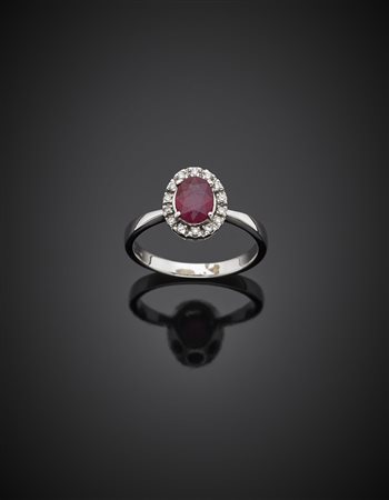 Anello in oro bianco con rubino ovale e diamanti intorno, g 5,18 misura...