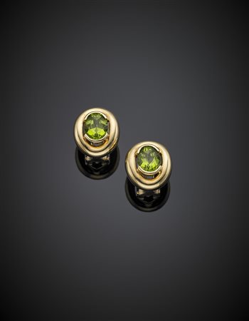 Orecchini a lobo con clip in oro giallo con peridoti ovali, g 8,21, lungh. cm...