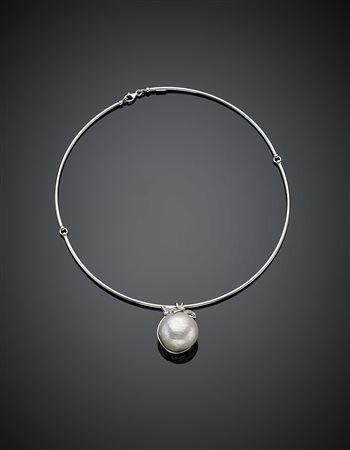 Collier a segmenti articolati in oro bianco, pendente rifinito in diamanti...