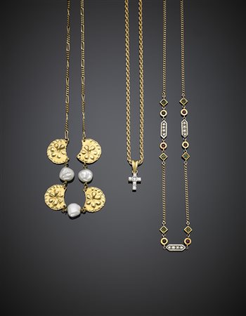 Tre collane in oro giallo, una rifinita con perle irregolari e placchette...