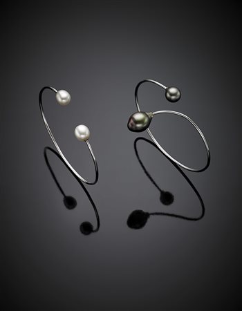 *DI GREGORIODue bracciali a filo alla schiava in oro bianco, uno con perle...