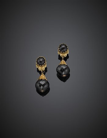 Orecchini pendenti in oro giallo e granati sfaccettati, g 12,52, lungh. cm...
