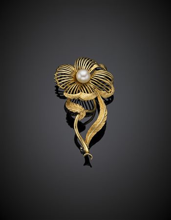 Spilla in oro giallo cesellato e satinato a forma di fiore con perla...