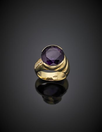 Anello oro giallo con ametista rotonda e piccolo pavè di diamanti, g 12,05...