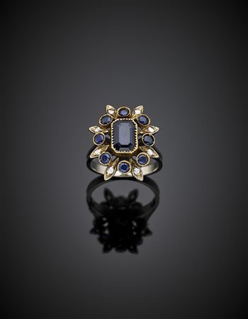 Anello in oro bianco e giallo a stella con diamanti e zaffiro centrale...