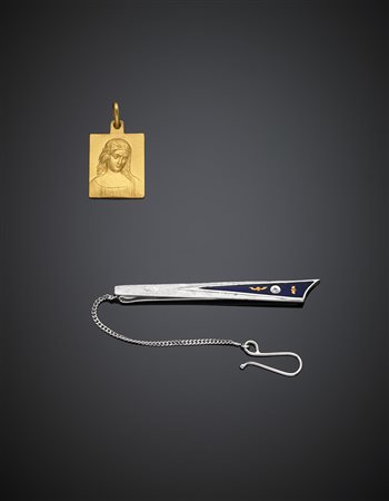 Lotto composto da fermacravatta in oro bianco, smalto, diamante e medaglia in...