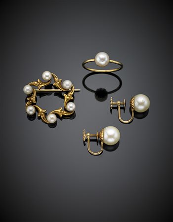 Lotto composto da orecchini, anello e spilla in oro giallo e perle,...