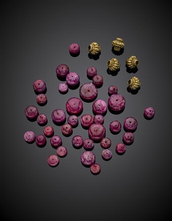 Collana sfilata scalata di boules di rubino ovoidali da mm 9x12 circa a mm...