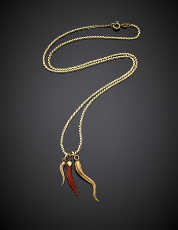 UNOAERRECatena in oro giallo con tre cornetti portafortuna pendenti, uno in...