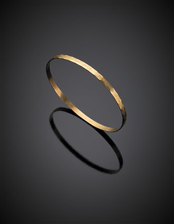 Bangle in oro giallo sfaccettato e satinato, g 8,97, diam. cm 7.-ENYellow...
