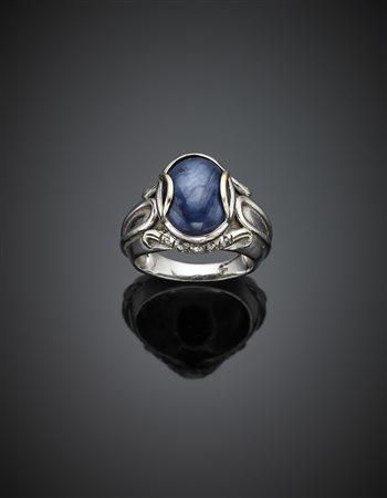 LEAAnello in oro bianco con diamanti rotondi a rifinire uno zaffiro stellato...