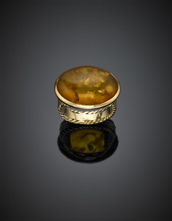 Anello in oro giallo con ambra ovale cabochon, g 13,69 misura 25/65.-ENOval...