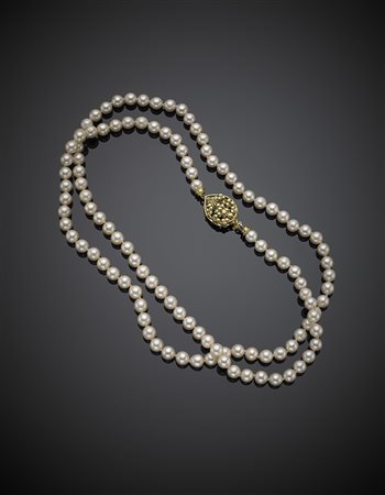 Collana lunga di perle bianche coltivate con chiusura in oro giallo, g 66,87,...