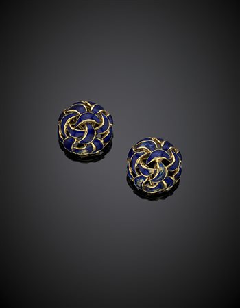 Orecchini a lobo con motivo ad intreccio in oro giallo e smalto guilloché, g...