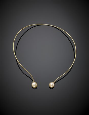 *DI GREGORIOCollier a filo alla schiava in oro giallo con due perle champagne...