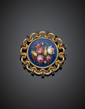 Spilla rotonda in oro giallo, piccoli zaffiri e al centro un bouquet in...