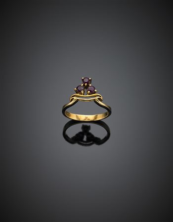 Anello in oro giallo con tre rubini rotondi, g 3,23 misura 16/56.-ENThree...