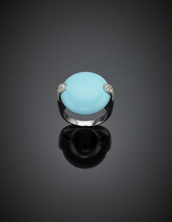 Anello in oro giallo con turchese rotondo cabochon e piccoli diamanti sul...