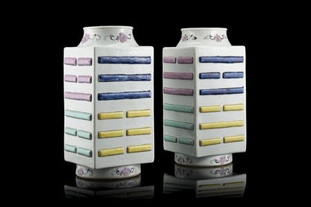 Coppia di vasi cong decorati in policromia con il motivo degli otto...