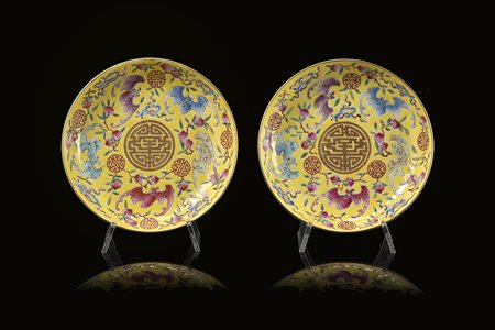 Coppia di piattini famiglia Rosa su fondo giallo decorati con pipistrelli,...