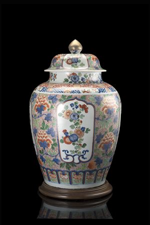 Potiche con coperchio in porcellana wucai a decoro floreale, con base in...