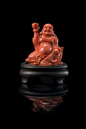Scultura in corallo raffigurante BudaiCina, secolo XX(h. 7,5 cm.; peso netto...
