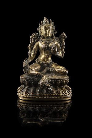 Tara verde in bronzo dorato raffigurata seduta su base a doppio loto in...