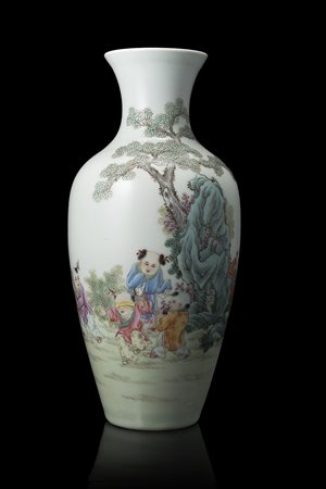 Vaso a balaustro decorato con fanciulli in giardino e calligrafia, marchio...