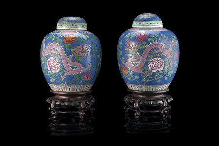 Coppia di potiche in porcellana policroma decorate con fiori, fenici e...