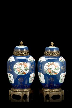 Coppia di 'ginger jar' con coperchio in porcellana blu polvere con decoro...