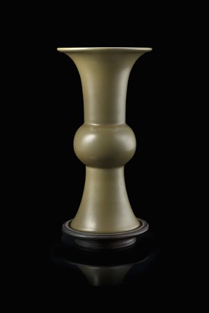 Vaso dalla forma gu con invetriatura polvere di tè, con marchio apocrifo...