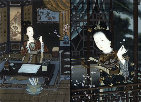 Coppia di verrepaint raffiguranti eleganti dame in scene di interni, in...