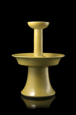 Candeliere in porcellana a invetriatura gialla con delicata craquelure, alla...