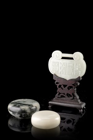 Lotto composto da una placchetta in giada celadon chiaro con iscrizione e due...