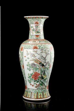 Vaso in porcellana Famiglia Rosa decorato con volatili tra motivi floreali e...