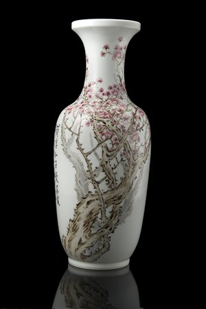 Vaso a balaustro in porcellana decorato con ramo di pruno in fiore,...