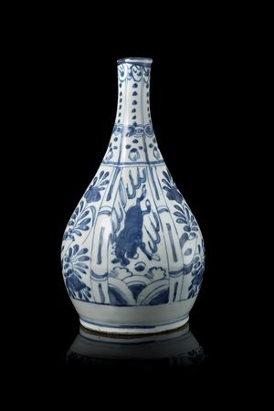 Vaso a bottiglia in porcellana bianca e blu con decoro floreale in stile...