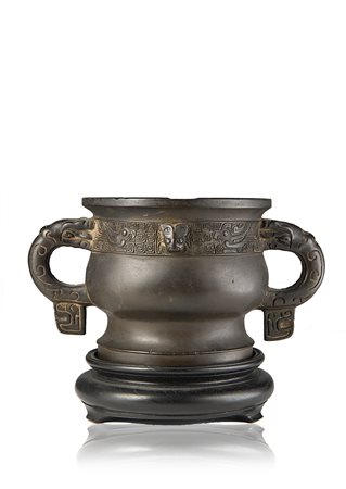 Incensiere in bronzo di forma arcaica gui con base in legno (difetti)Cina,...