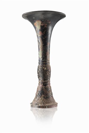 Vaso in bronzo dalla forma arcaica gu con decoro a rilievo (difetti)Cina,...