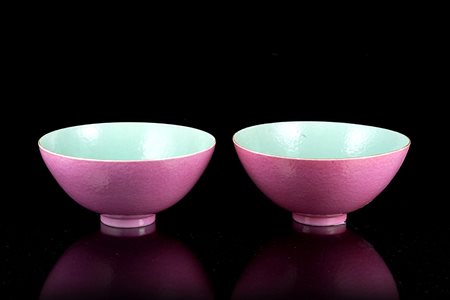 Coppia di ciotole in porcellana a "guscio d'uovo" con invetriatura color rosa...