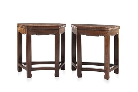 Coppia di tavolini di forma sagomata in legno d'olmo con piano radicatoCina,...