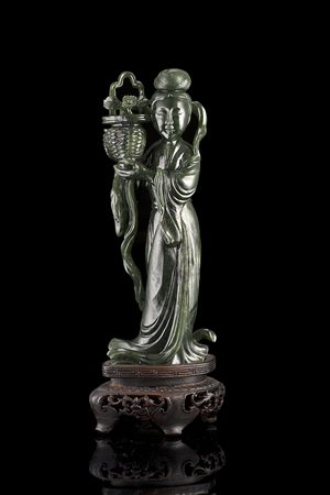 Scultura in giada color spinacio raffigurante dama dalle lunghe vesti, con...
