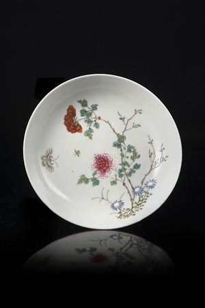 Piatto in porcellana Famiglia Rosa con delicata decorazione di rami in fiore...
