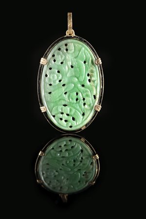 Pendente con placca in giadeite scolpita con volatili e motivi floreali...