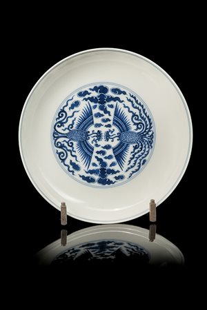Piatto in porcellana bianca e blu decorato con fenici in stile arcaicoCina,...