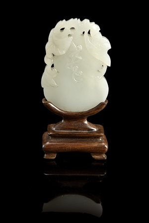 Placchetta in giada color celadon a forma di doppia zucca incisa con...